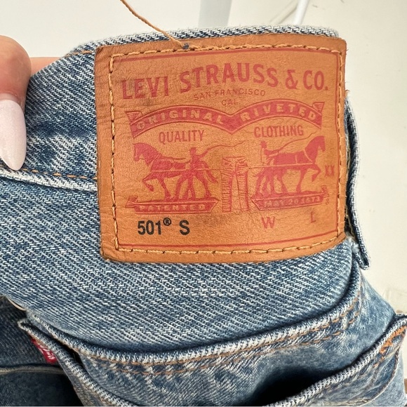 Levi 501 high waisted mid wash jeans short / cropped - Picture 3 of 3